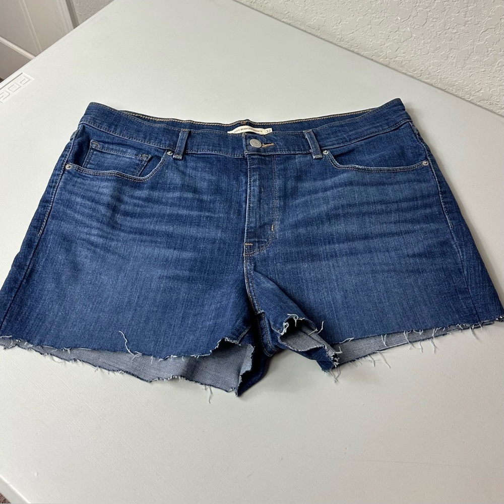 Levi’s Women’s Classic Bermuda Cutoff Denim Shorts High Rise Medium Wash Size 32 - Picture 2 of 10